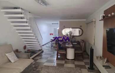 Imagem: A casa possui 3 Dormitórios, 3 Banheiros, 2 Vagas na garagem