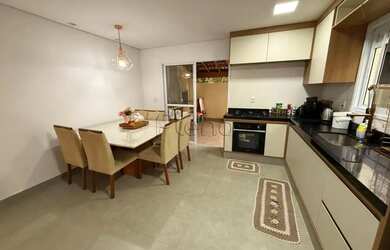 Imagem: A casa em condomínio possui 3 Dormitórios, 3 Banheiros, 2