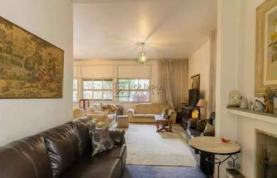 Imagem: A casa possui 5 Dormitórios, 4 Banheiros, 1 Vaga na garagem