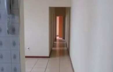 Imagem: O apartamento possui 3 Dormitórios, 1 Banheiro, 1 Vaga na garagem