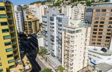 Imagem: O apartamento possui 5 Dormitórios, 1 Banheiro, 2 Vagas na