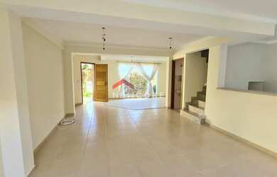 Imagem: A casa possui 4 Dormitórios, 3 Banheiros, 5 Vagas na garagem