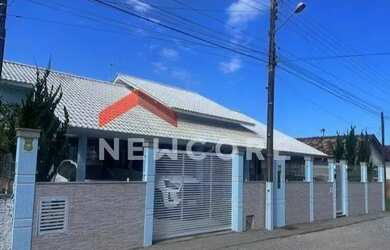 Imagem: A casa possui 3 Dormitórios, 3 Banheiros, 2 Vagas na garagem