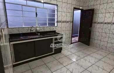 Imagem: A casa possui 2 Dormitórios, 1 Banheiro, 2 Vagas na garagem