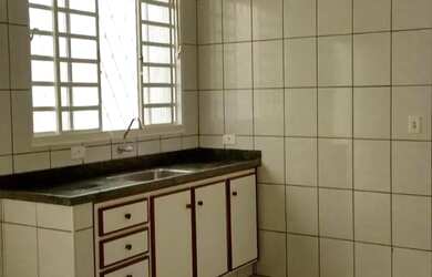 Imagem: A casa possui 3 Dormitórios, 2 Banheiros, 1 Vaga na garagem