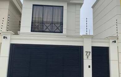 Imagem: A casa possui 3 Dormitórios, 3 Banheiros, 2 Vagas na garagem