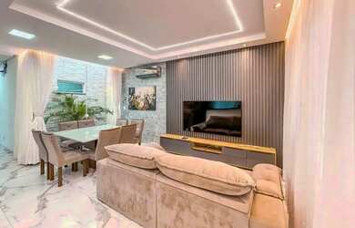 Imagem: A casa possui 3 Dormitórios, 2 Banheiros, 2 Vagas na garagem