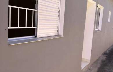 Imagem: A casa possui 1 Dormitório, 1 Banheiro, 1 Vaga na garagem