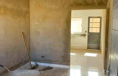 Imagem: A casa possui 2 Dormitórios, 1 Banheiro, 2 Vagas na garagem