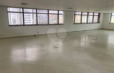 Imagem: O depósito possui 4 Vagas na garagem, 132m² de Área e está