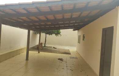 Imagem: A casa possui 3 Dormitórios, 1 Banheiro, 4 Vagas na garagem