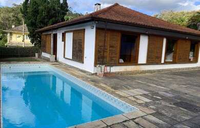 Imagem: A casa possui 3 Dormitórios, 2 Banheiros e 1052m² de Área