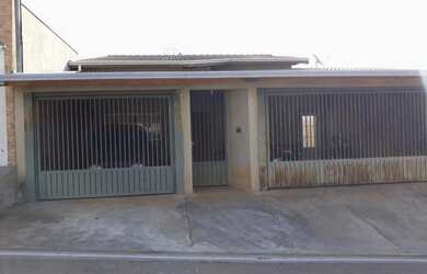 Imagem: A casa possui 2 Dormitórios, 2 Banheiros, 3 Vagas na garagem