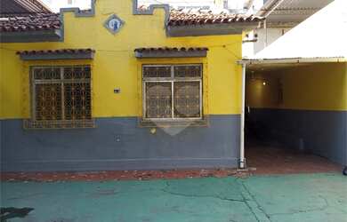 Imagem: A casa possui 3 Dormitórios, 1 Banheiro, 1 Vaga na garagem