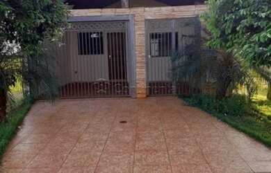 Imagem: A casa possui 2 Dormitórios, 1 Banheiro, 1 Vaga na garagem