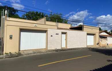 Imagem: A casa possui 3 Dormitórios, 2 Banheiros, 4 Vagas na garagem
