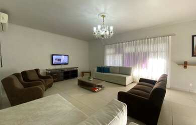 Imagem: A casa possui 2 Dormitórios, 1 Banheiro, 1 Vaga na garagem