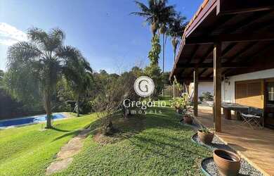 Imagem: A casa possui 4 Dormitórios, 3 Banheiros, 4 Vagas na garagem