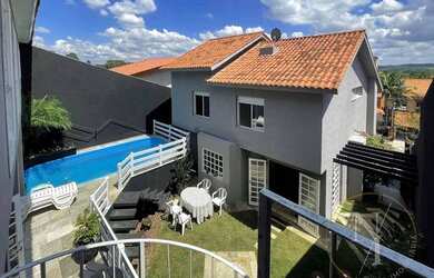 Imagem: A casa em condomínio possui 5 Dormitórios, 5 Banheiros, 4