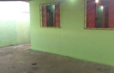 Imagem: A casa possui 2 Dormitórios, 1 Banheiro, 1 Vaga na garagem