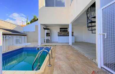 Imagem: A casa possui 3 Dormitórios, 4 Banheiros, 3 Vagas na garagem