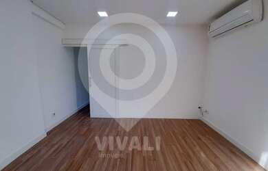 Imagem: O depósito possui 1 Vaga na garagem, 77m² de Área e está