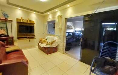 Imagem: A casa possui 4 Dormitórios, 2 Banheiros, 1 Vaga na garagem