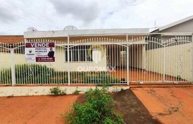 Imagem: A casa possui 3 Dormitórios, 2 Banheiros, 2 Vagas na garagem