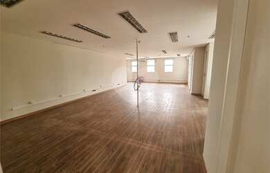 Imagem: O depósito possui 3 Vagas na garagem, 110m² de Área e está