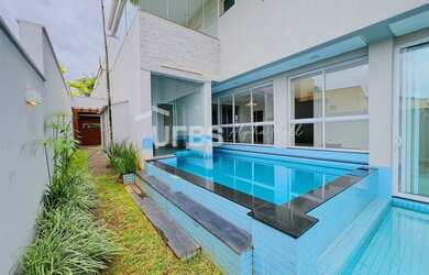 Imagem: A casa em condomínio possui 4 Dormitórios, 3 Banheiros, 4