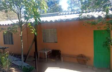 Imagem: A casa possui 1 Dormitório, 2 Banheiros, 3 Vagas na garagem