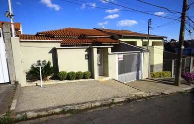 Imagem: A casa possui 3 Dormitórios, 2 Banheiros, 5 Vagas na garagem