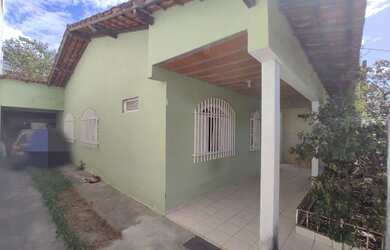 Imagem: A casa possui 3 Dormitórios, 2 Banheiros, 3 Vagas na garagem