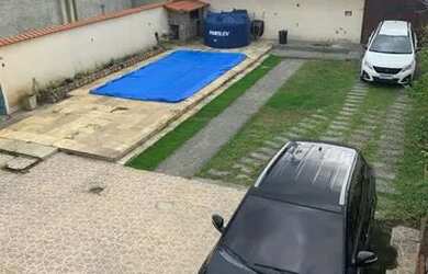 Imagem: A casa possui 4 Dormitórios, 4 Banheiros, 5 Vagas na garagem