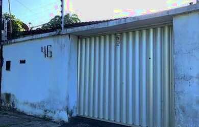 Imagem: A casa possui 2 Dormitórios, 1 Banheiro, 1 Vaga na garagem