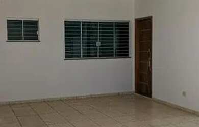 Imagem: A casa possui 3 Dormitórios, 2 Banheiros, 3 Vagas na garagem