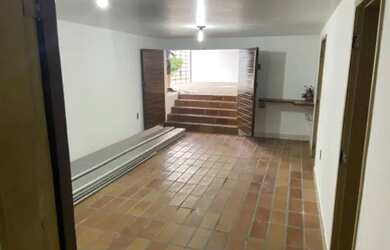 Imagem: A casa possui 4 Dormitórios, 4 Banheiros, 5 Vagas na garagem