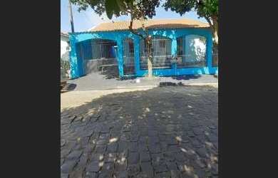 Imagem: A casa possui 4 Dormitórios e 3 Banheiros e está localizado