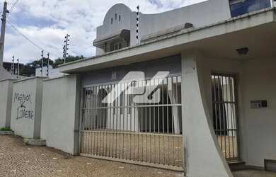 Imagem: A casa possui 4 Dormitórios, 5 Banheiros, 5 Vagas na garagem