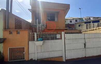 Imagem: A casa possui 4 Dormitórios, 4 Banheiros, 3 Vagas na garagem