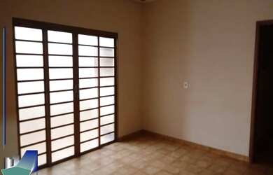 Imagem: A casa possui 4 Dormitórios, 1 Banheiro, 2 Vagas na garagem