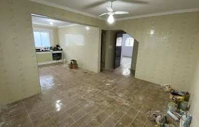 Imagem: A casa possui 4 Dormitórios, 2 Banheiros, 4 Vagas na garagem