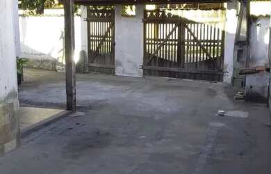 Imagem: A casa possui 4 Dormitórios, 2 Banheiros, 3 Vagas na garagem