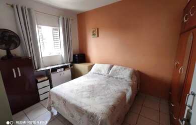 Imagem: O apartamento possui 2 Dormitórios, 1 Banheiro, 1 Vaga na garagem