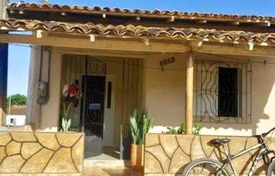 Imagem: A casa possui 3 Dormitórios, 2 Banheiros e está localizado