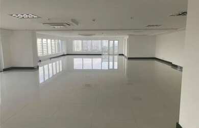 Imagem: O depósito possui 4 Vagas na garagem e 200m² de Área e está