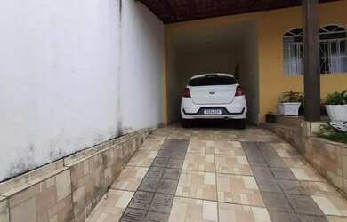 Imagem: A casa possui 3 Dormitórios, 2 Banheiros, 3 Vagas na garagem