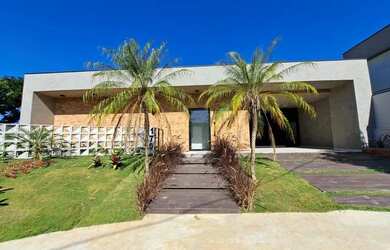 Imagem: A casa possui 3 Dormitórios, 5 Banheiros, 4 Vagas na garagem