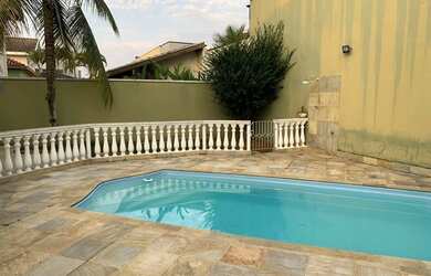 Imagem: A casa em condomínio possui 3 Dormitórios, 3 Banheiros, 4