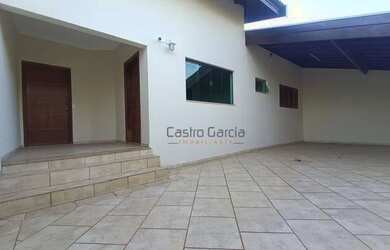 Imagem: A casa possui 3 Dormitórios, 2 Banheiros, 4 Vagas na garagem